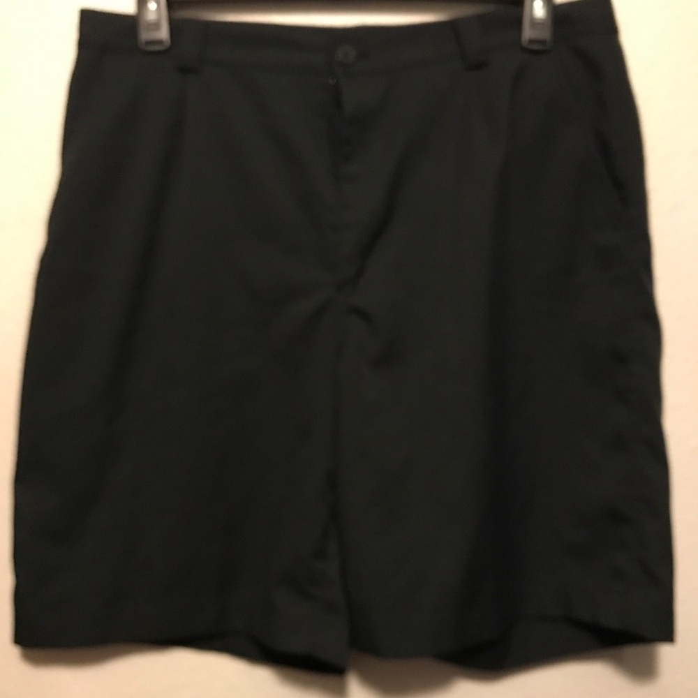 Under Armour 36R Black Golf Shorts